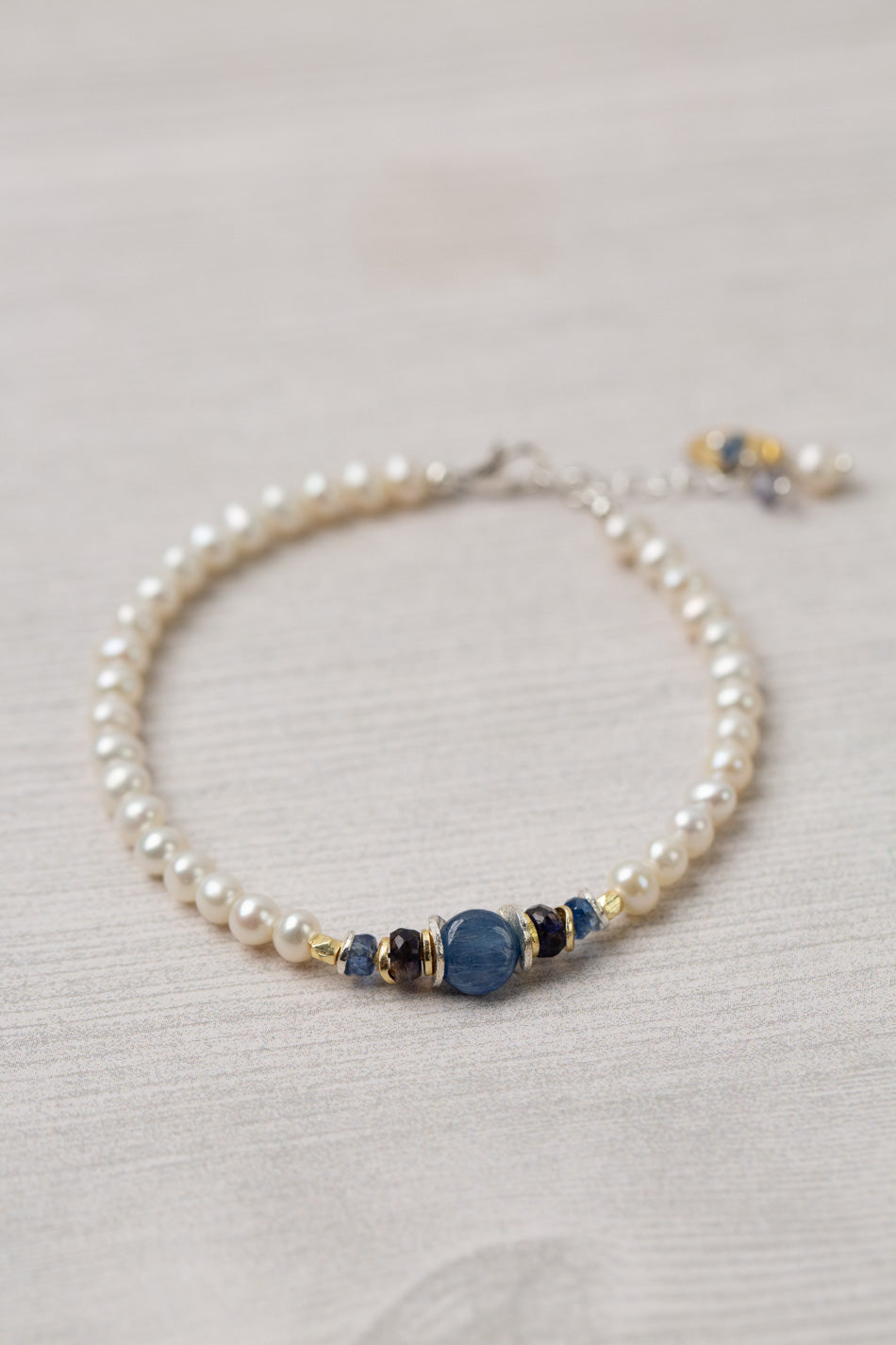 Seaside 7.5-8.5" Pearl, Kyanite, Iolite Single Strand Simple Bracelet